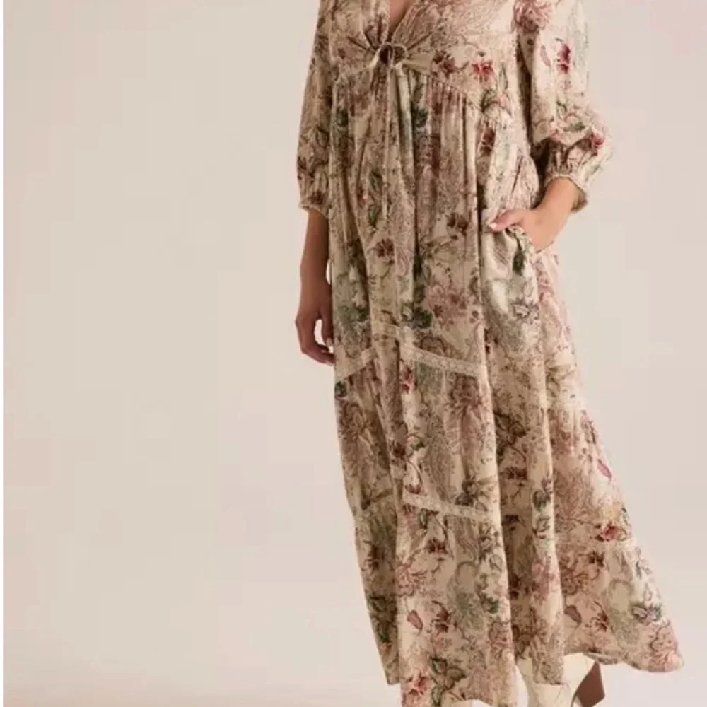 Torrid Cream Floral Boho Maxi Dress
Torrid Size 2 - Picture 3 of 5